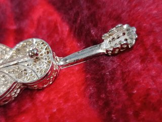 Broche guitarra filigrana