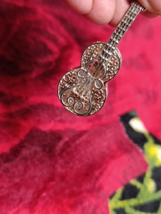 Broche guitarra filigrana