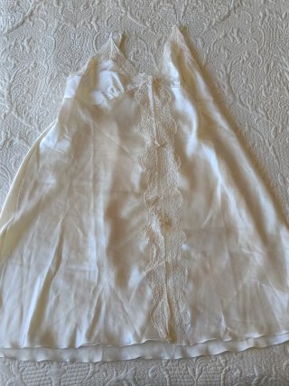 Bata y camisón de seda blanco