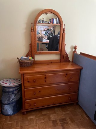 Cómoda de madera con espejo