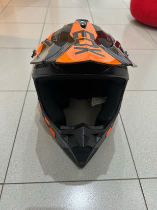 Casco de moto naranja y negro