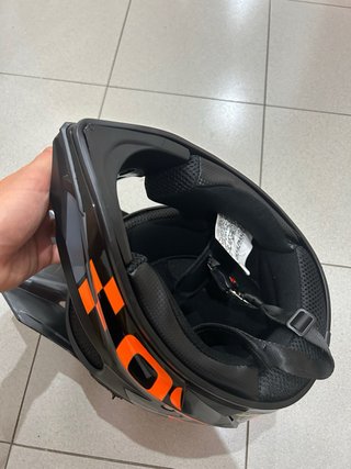 Casco de moto naranja y negro