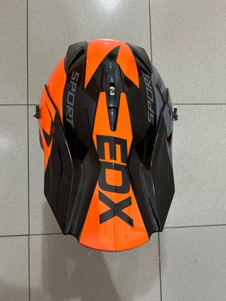Casco de moto naranja y negro