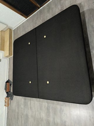 Base tapizada partida 150x190. Con 6 patas.