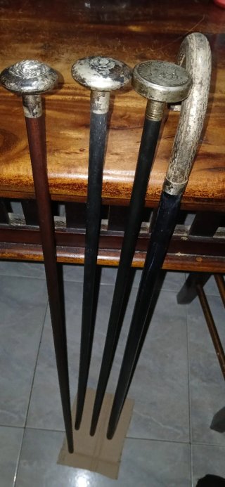 Set di 4 Bastoni antichi con medaglioni