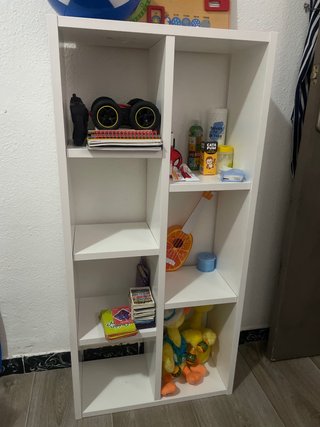 Estantería modular blanca y de madera