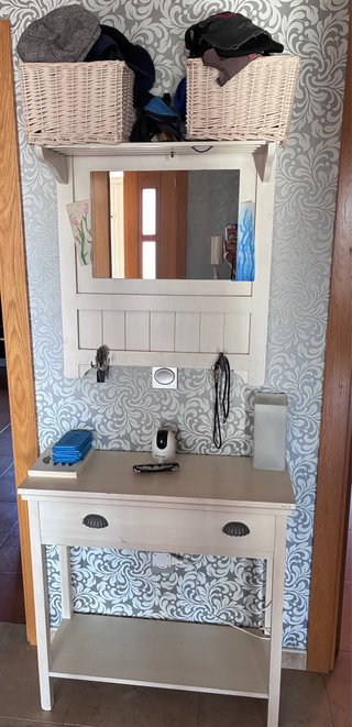 Mueble de entrada blanco con espejo
