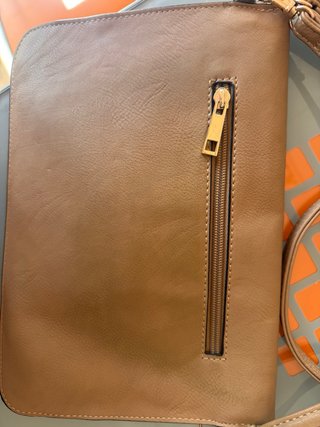 Bolso marrón con detalle dorado