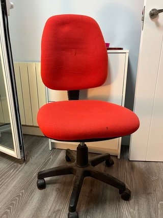 Silla de oficina roja con ruedas