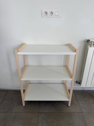 Estantería de madera y blanca
