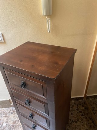 Cajonera de madera oscura