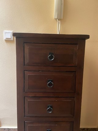 Cajonera de madera oscura