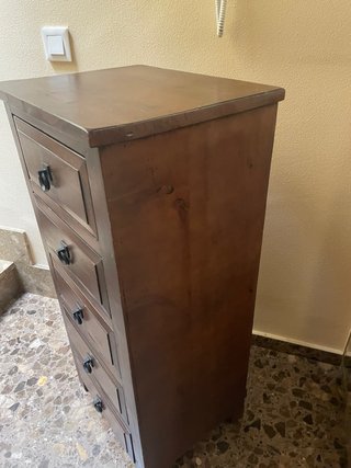 Cajonera de madera oscura