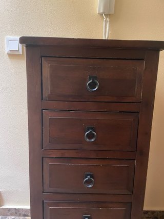 Cajonera de madera oscura