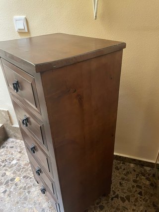 Cajonera de madera oscura