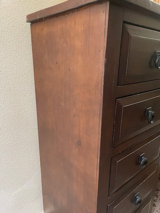 Cajonera de madera oscura