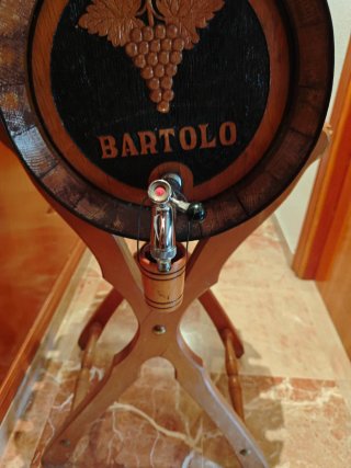 Barril de vino antiguo con soporte