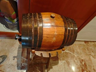 Barril de vino antiguo con soporte