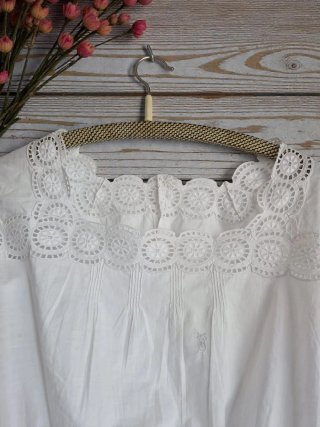Corpiño blanco con encaje victoriano
