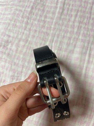 Cinturón negro con ojales