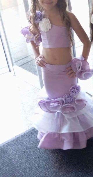 Vestido de fiesta morado y blanco