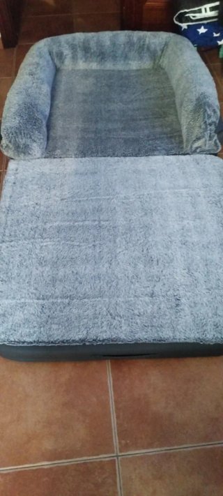 Cama grande para perro gris