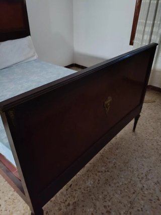 Cama antigua de madera con detalles dorados