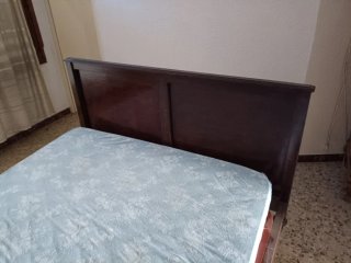 Cama antigua de madera con detalles dorados