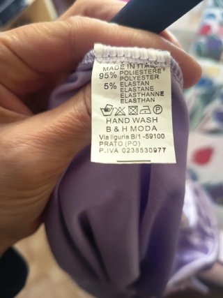 Vestido lila con encaje y flor