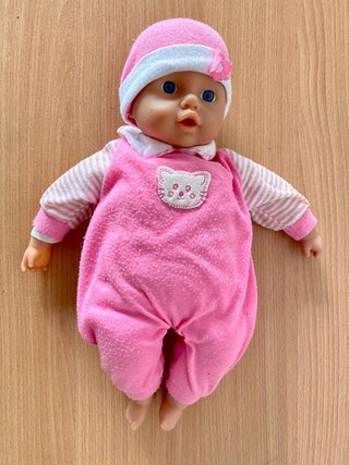 Cuna de juguete con muñeca