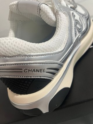 Zapatillas Chanel Runner Plata y Blanco