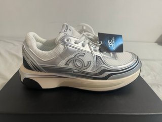 Zapatillas Chanel Runner Plata y Blanco