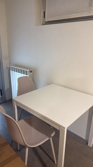 Mesa blanca con 3 sillas. En la foto aparece solo2