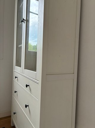 Vitrina con cajones de madera y cristal