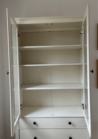 Vitrina con cajones de madera y cristal