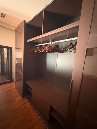 Armario puertas correderas madera y cristal oscuro