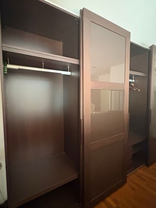 Armario puertas correderas madera y cristal oscuro