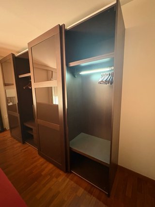 Armario puertas correderas madera y cristal oscuro