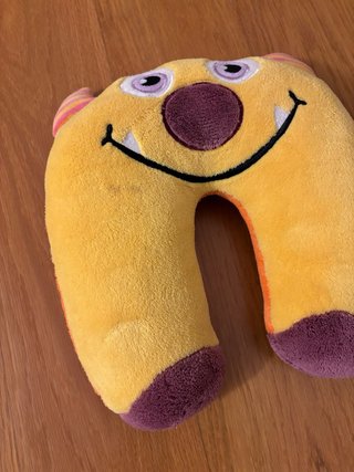 Cuscino da viaggio mostro giallo