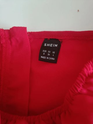 Top corto Shein rosso maniche lunghe