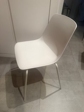 Silla beige moderna