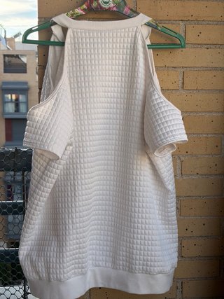 Top/sudadera blanca acolchada con hombros abiertos