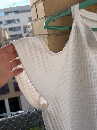 Top/sudadera blanca acolchada con hombros abiertos