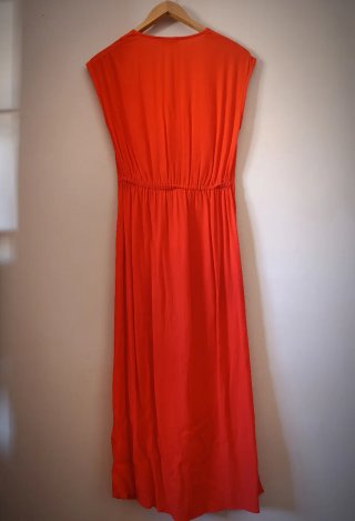 Vestido rojo largo con nudo