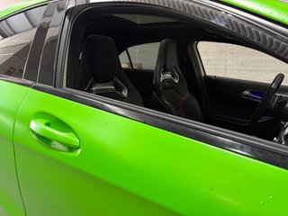 Mercedes-Benz Clase A45 AMG buckets y techo