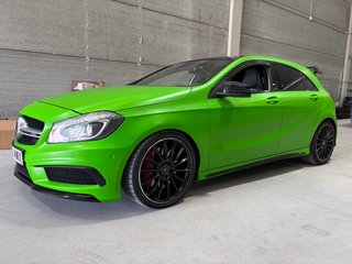 Mercedes-Benz Clase A45 AMG buckets y techo