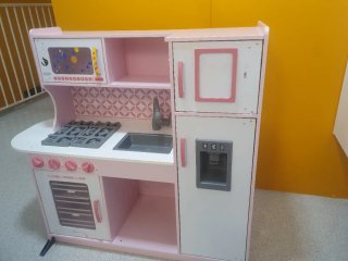 Cocinita de madera rosa para niñas