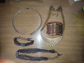 Lote collares y pulseras.