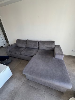 Sofá chaise longue cinza com baú