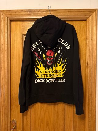 Sudadera Stranger Things Hellfire Club Negra
